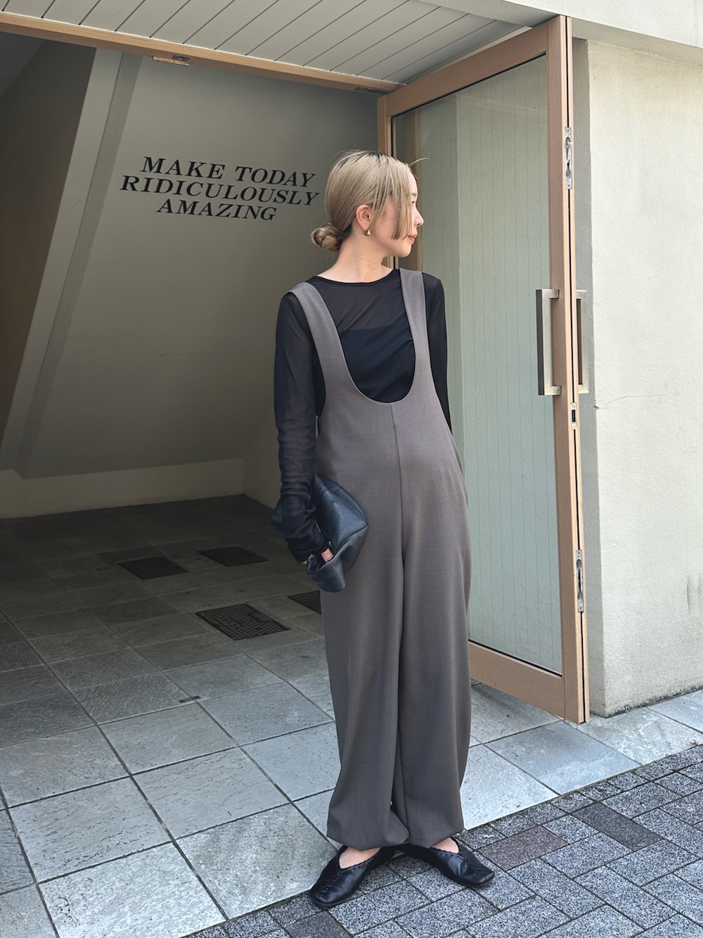 ブラウン系のサロペット/オーバーオール、ブラック系のTシャツ/カットソー、ブラック系のキャミソールを着用したレディースの秋コーディネートの4枚目の写真