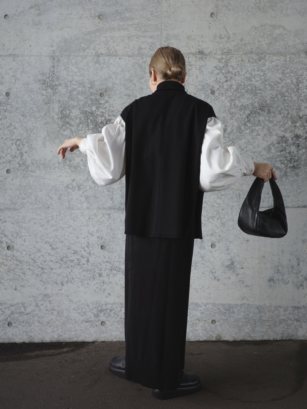 ブラック系のベスト、ブラック系のスカート、ホワイト系のシャツ/ブラウスを着用したレディースの夏コーディネートの3枚目の写真