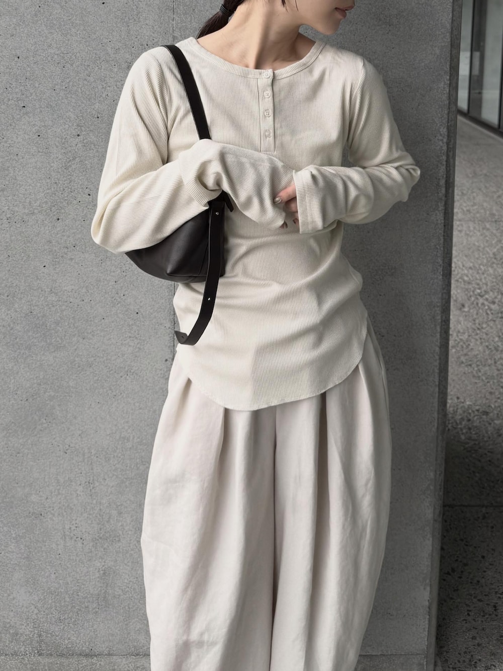 ホワイト系のTシャツ/カットソー、ベージュ系のその他シューズ、ホワイト系のその他パンツを着用したレディースの秋コーディネートの4枚目の写真