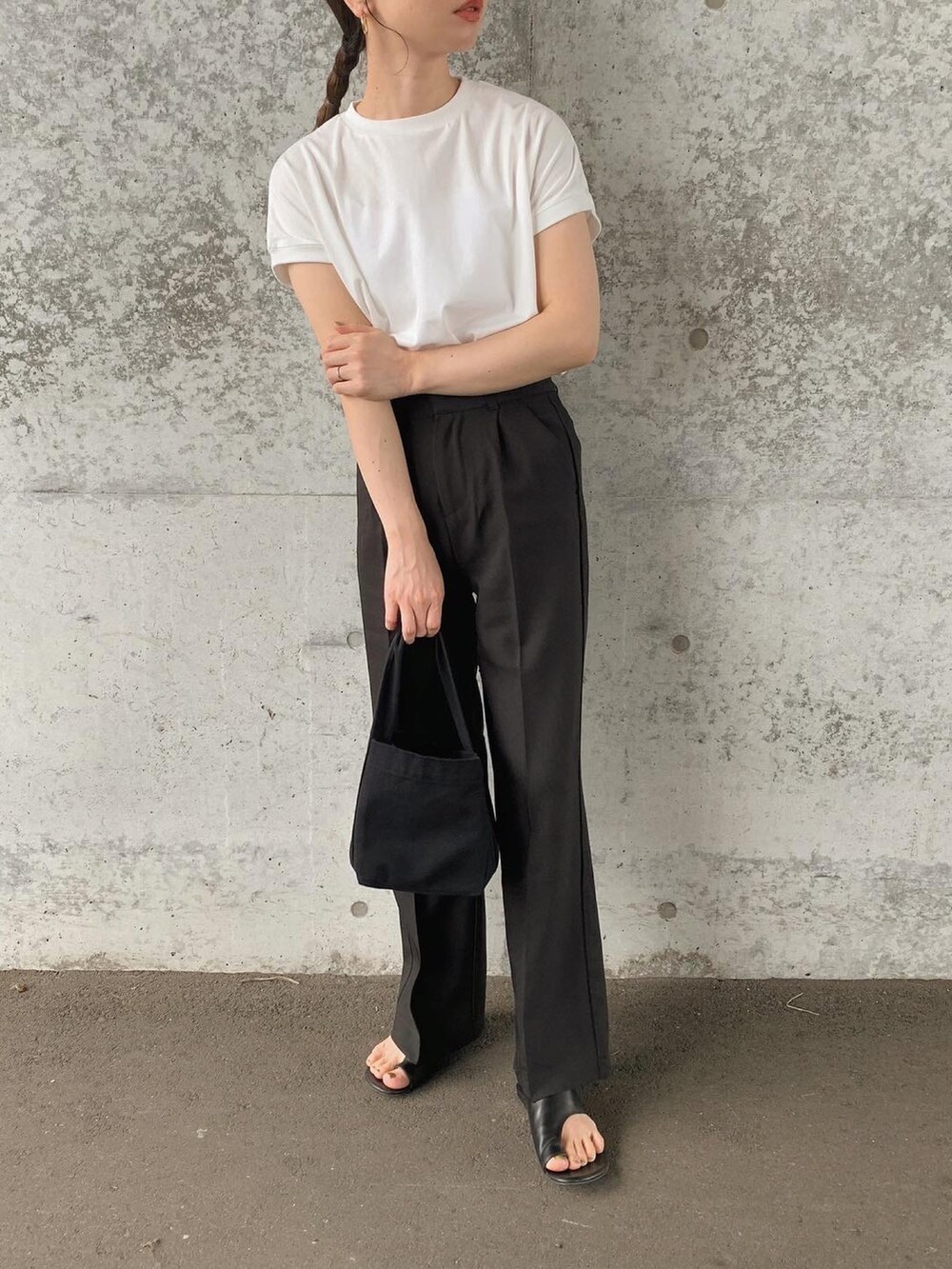 ホワイト系のTシャツ/カットソー、ブラック系のスラックス、ブラック系のトートバッグを着用したレディースの夏コーディネートの2枚目の写真