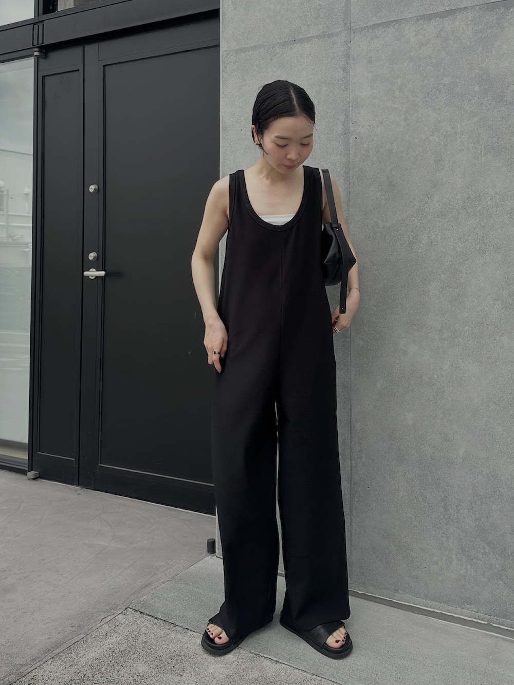 「夏ルックで気分アップ、オールインワン、サロペット、モノトーン、モノトーンコーデ、夏服コーデ、オトナカジュアル、オトナ女子、ゆるコーデ」｜「feepurの【TALLサイズあり】リラックスロンパース（サロペット/オーバーオール、ブラック系）」を使った、sonさん（レディース・159cm）の夏コーディネートの3枚目の写真