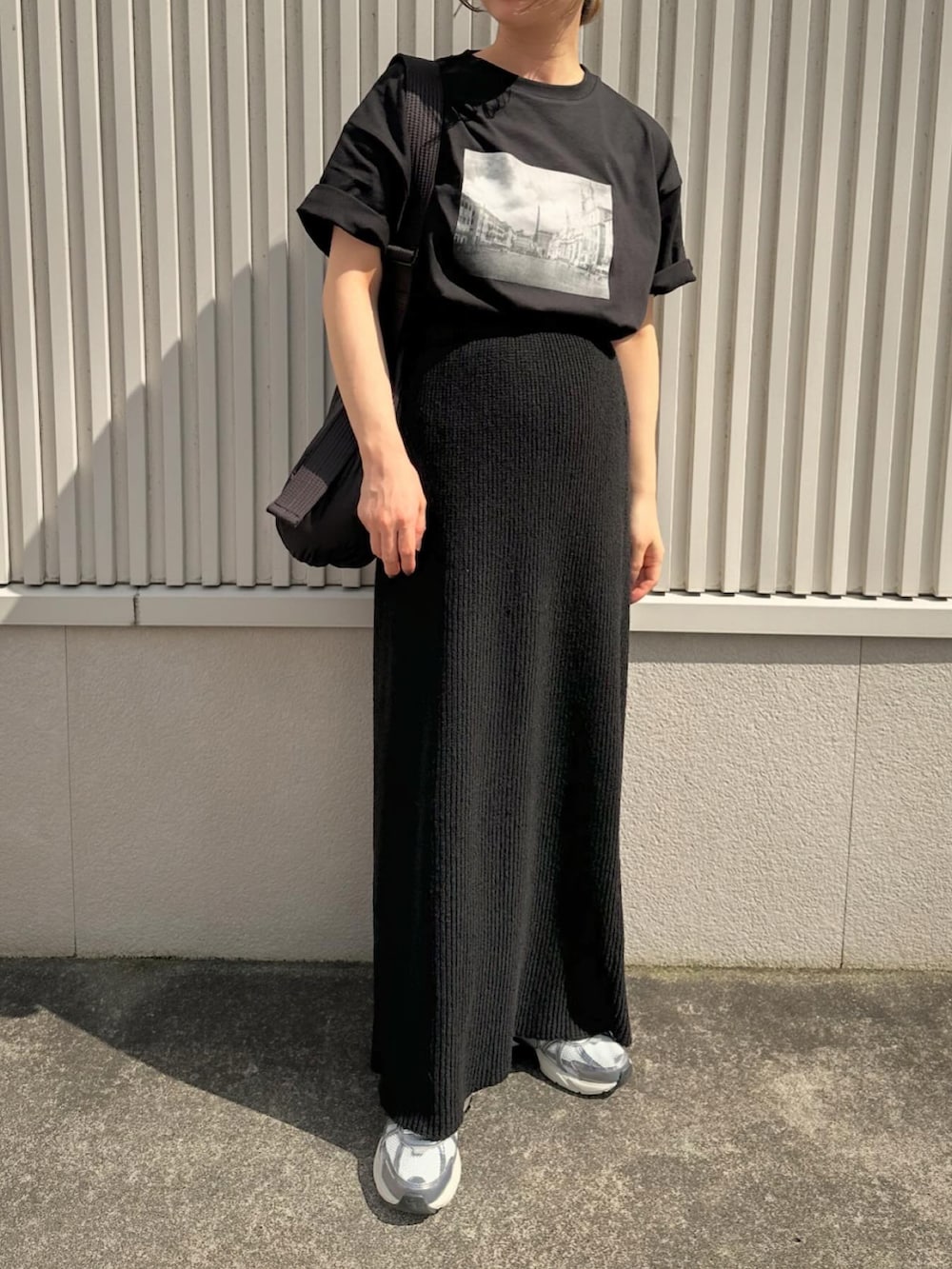 「モノトーン、雨の日コーデ、スニーカー、Tシャツ、プリントT、サマーニット、スカート、夏ファッション、オトナカジュアル、休日スタイル、ラクチンコーデ、スニーカーコーデ」｜「select MOCA by sonのアソートプリントオーバーサイズTシャツ（Tシャツ/カットソー、ブラック系）」を使った、sonさん（レディース・159cm）の夏コーディネートの5枚目の写真