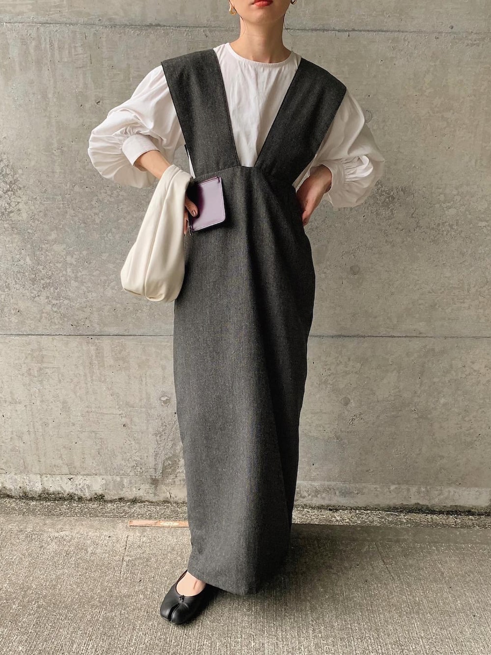 ホワイト系のシャツ/ブラウス、ホワイト系のハンドバッグ、ブラック系のバレエシューズを着用したレディースの秋コーディネートの4枚目の写真