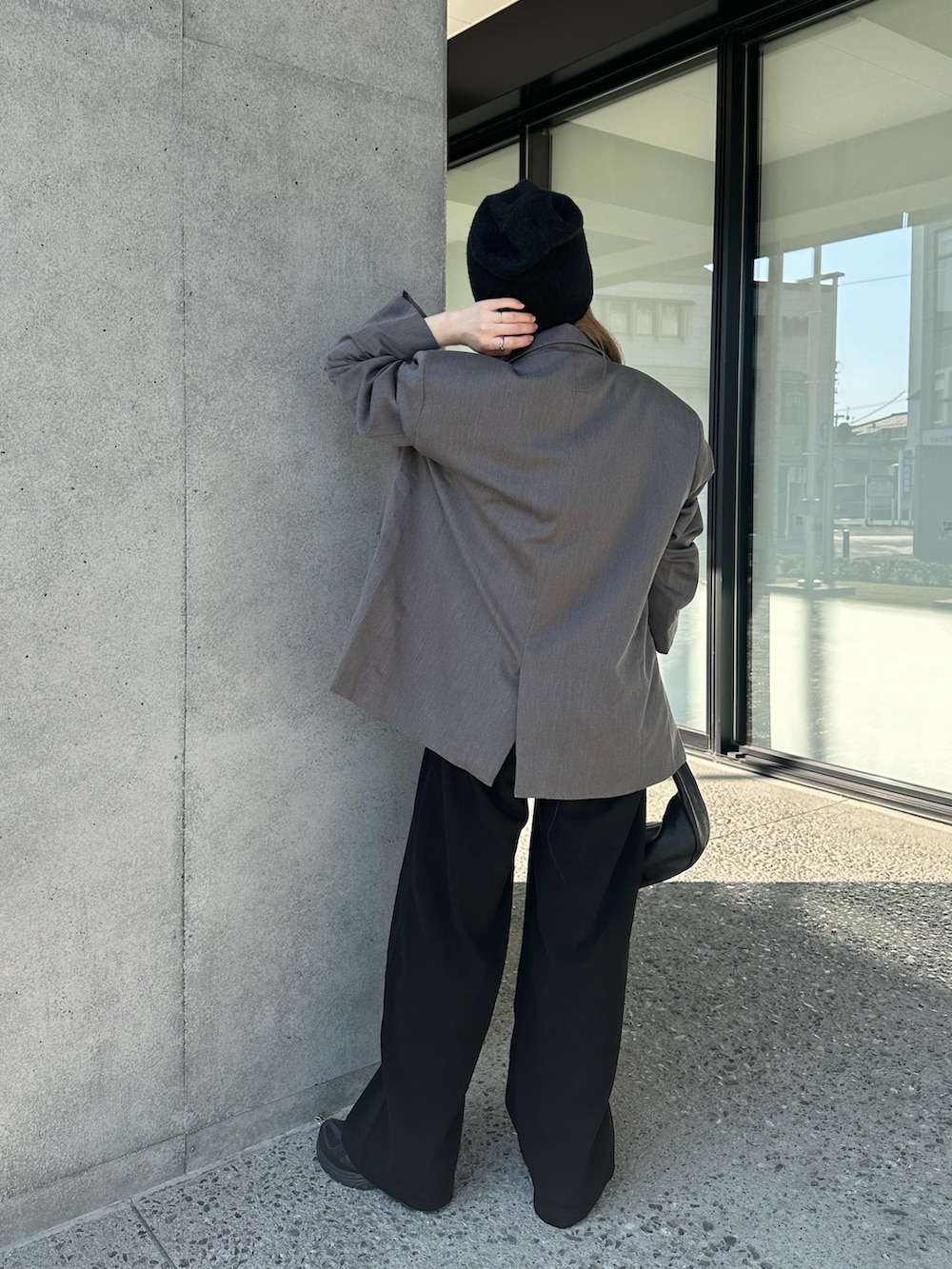 グレー系のテーラードジャケット、ホワイト系のTシャツ/カットソー、ブラック系のスウェットパンツを着用したレディースの秋コーディネートの2枚目の写真