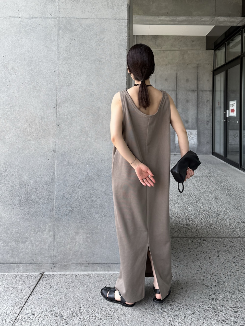 ベージュ系のワンピース、ブラック系のネックレスを着用したレディースの夏コーディネートの2枚目の写真