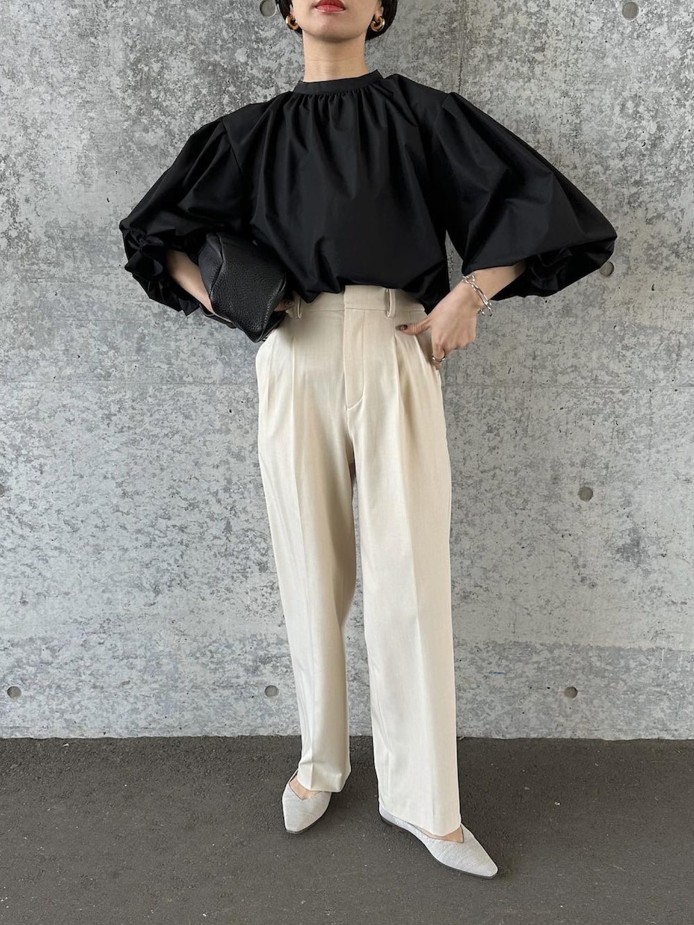 ベージュ系のその他シューズ、ブラック系のシャツ/ブラウス、グレー系のパンツを着用したレディースの春コーディネートの2枚目の写真