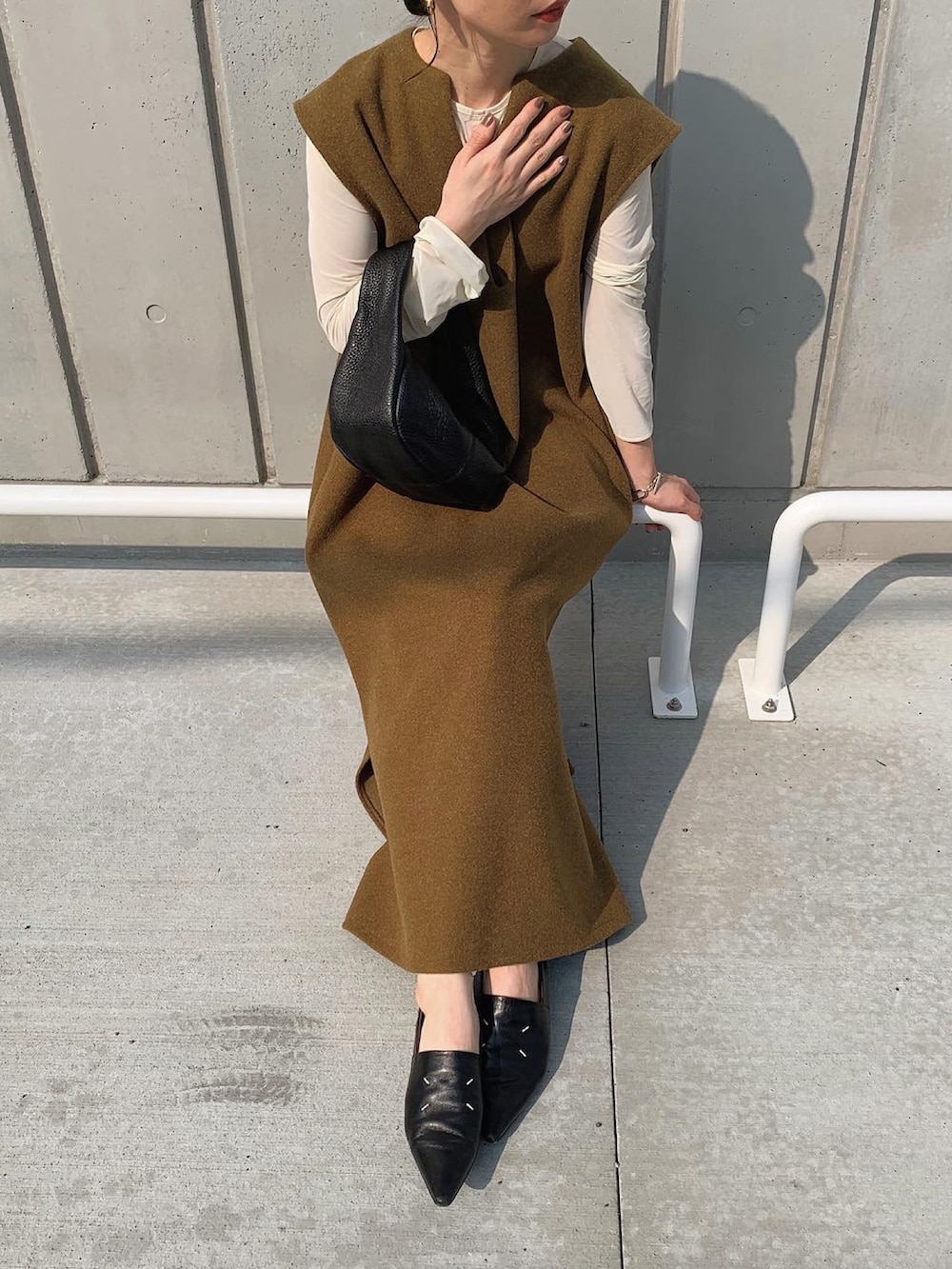 「秋色、ワンピース、UNIQLO、レイヤードスタイル、ユニクロ、プチプラ、プチプラコーデ、秋コーデ、秋服準備はじめました、ママコーデ、韓国ファッション」｜「select MOCA by sonの2021 AW キーネックロングベストワンピース（ワンピース、グリーン系）」を使った、sonさん（レディース・159cm）の秋コーディネートの5枚目の写真