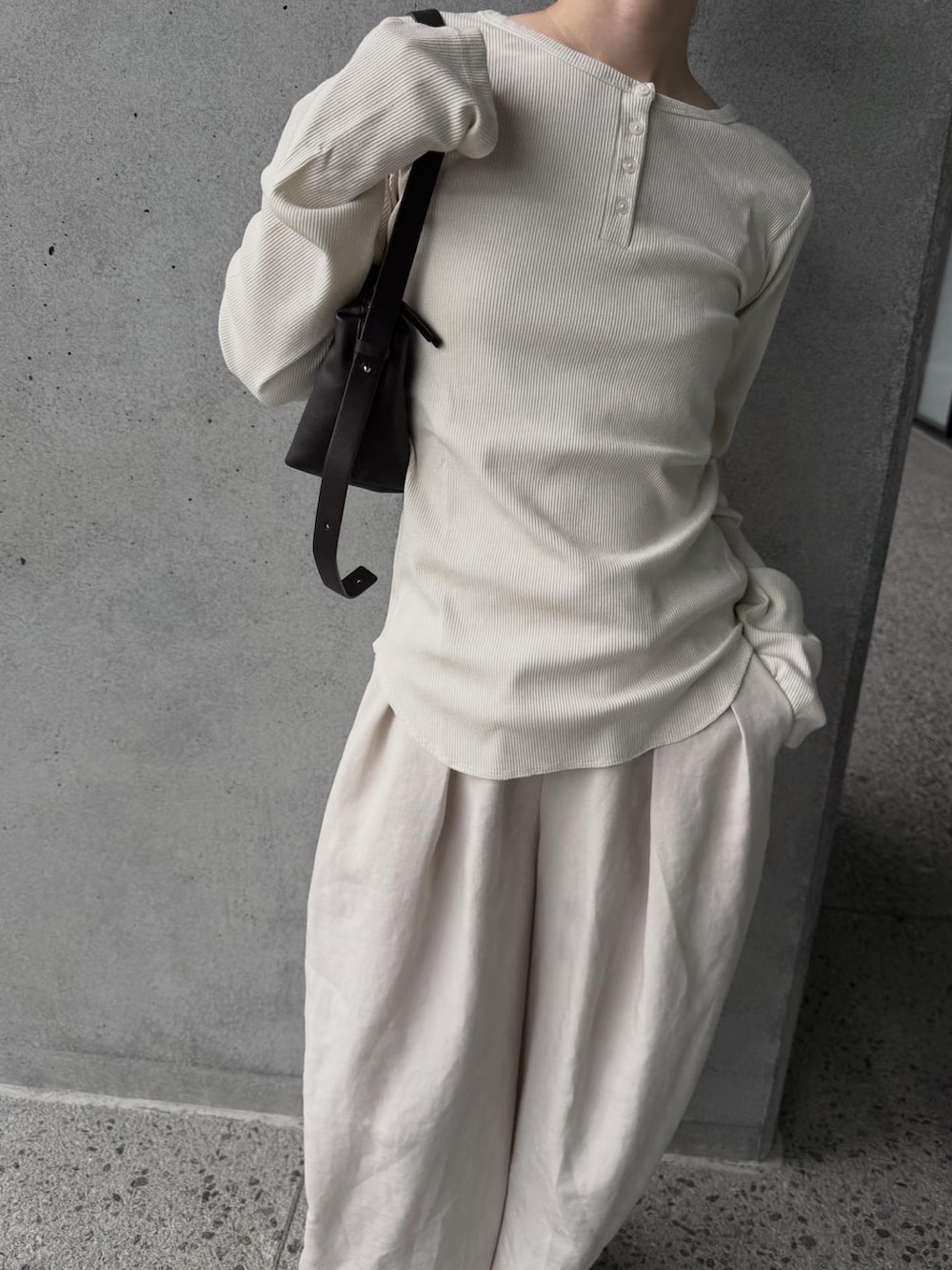 ホワイト系のTシャツ/カットソー、ベージュ系のその他シューズ、ホワイト系のその他パンツを着用したレディースの秋コーディネートの3枚目の写真