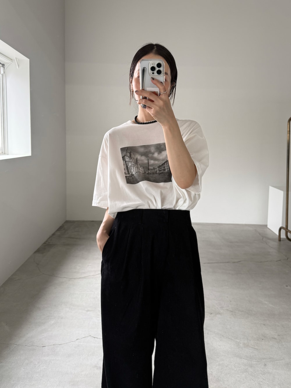 ホワイト系のTシャツ/カットソー、ブラック系のスラックス、ブラック系のネックレスを着用したレディースの夏コーディネートの3枚目の写真