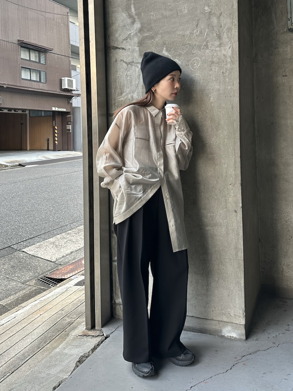 ベージュ系のシャツ/ブラウス、ブラック系のその他パンツ、ブラック系のスニーカーを着用したレディースの冬コーディネートの5枚目の写真