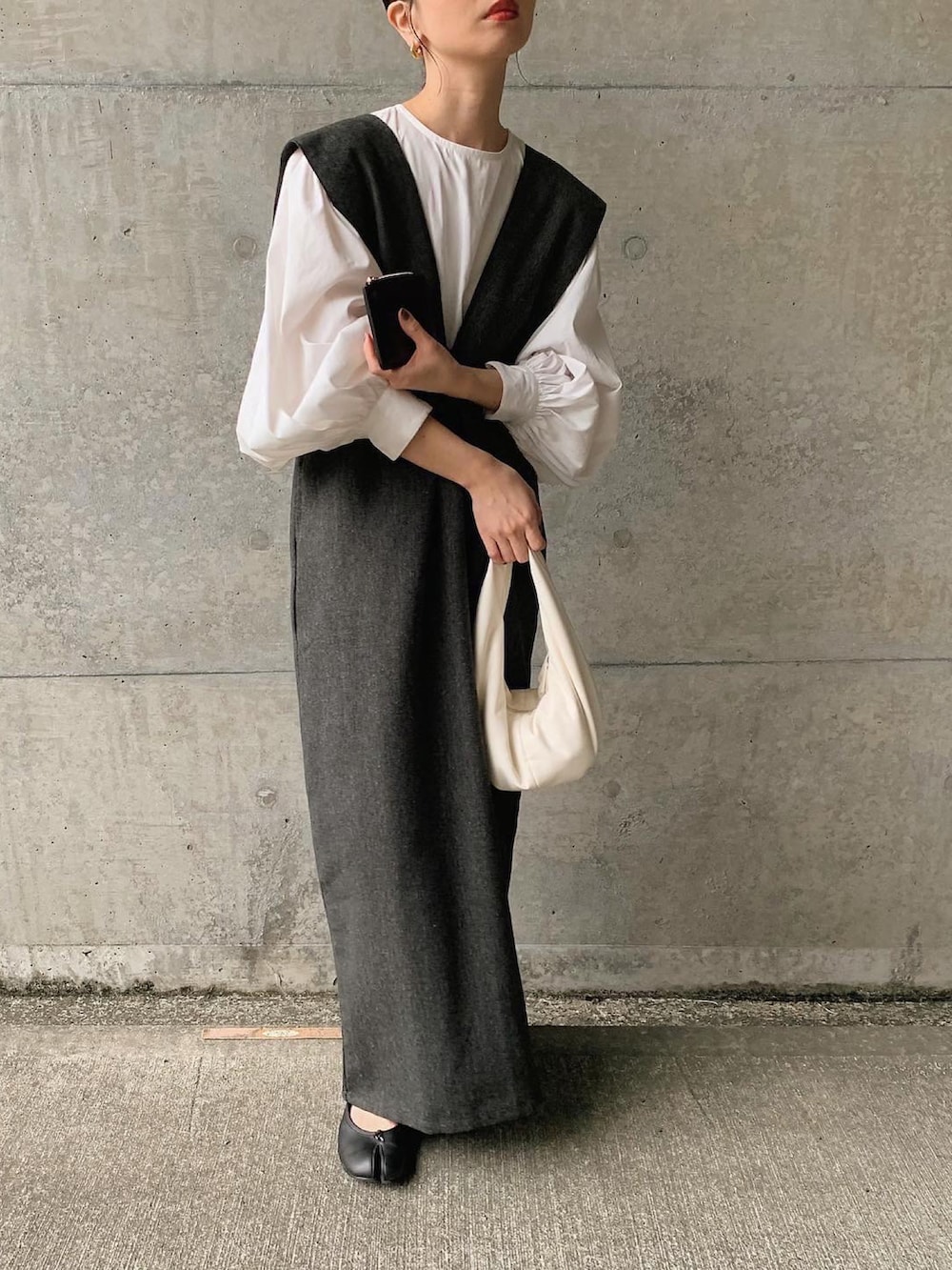 ホワイト系のシャツ/ブラウス、ホワイト系のハンドバッグ、ブラック系のバレエシューズを着用したレディースの秋コーディネートの5枚目の写真