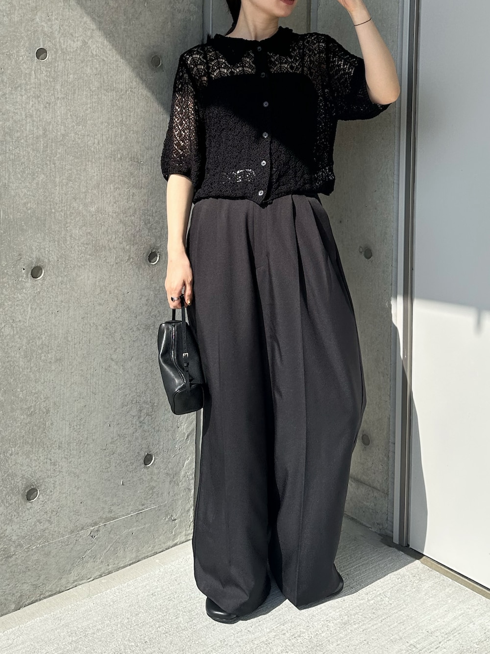 ブラック系のカーディガン/ボレロ、ブラック系のスラックス、ブラック系のスリッポンを着用したレディースの春コーディネートの3枚目の写真