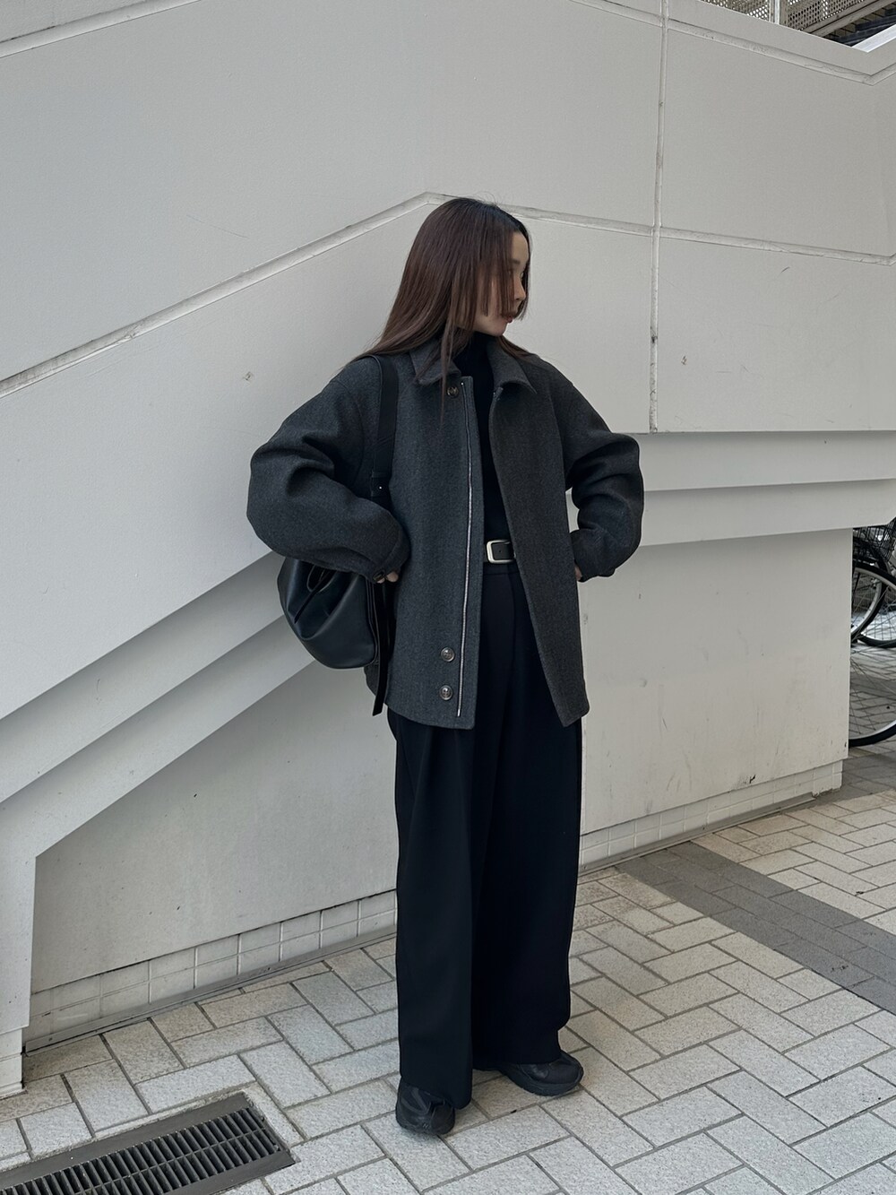 グレー系のその他アウター、ブラック系のニット/セーター、ブラック系のその他パンツを着用したレディースの冬コーディネートの2枚目の写真