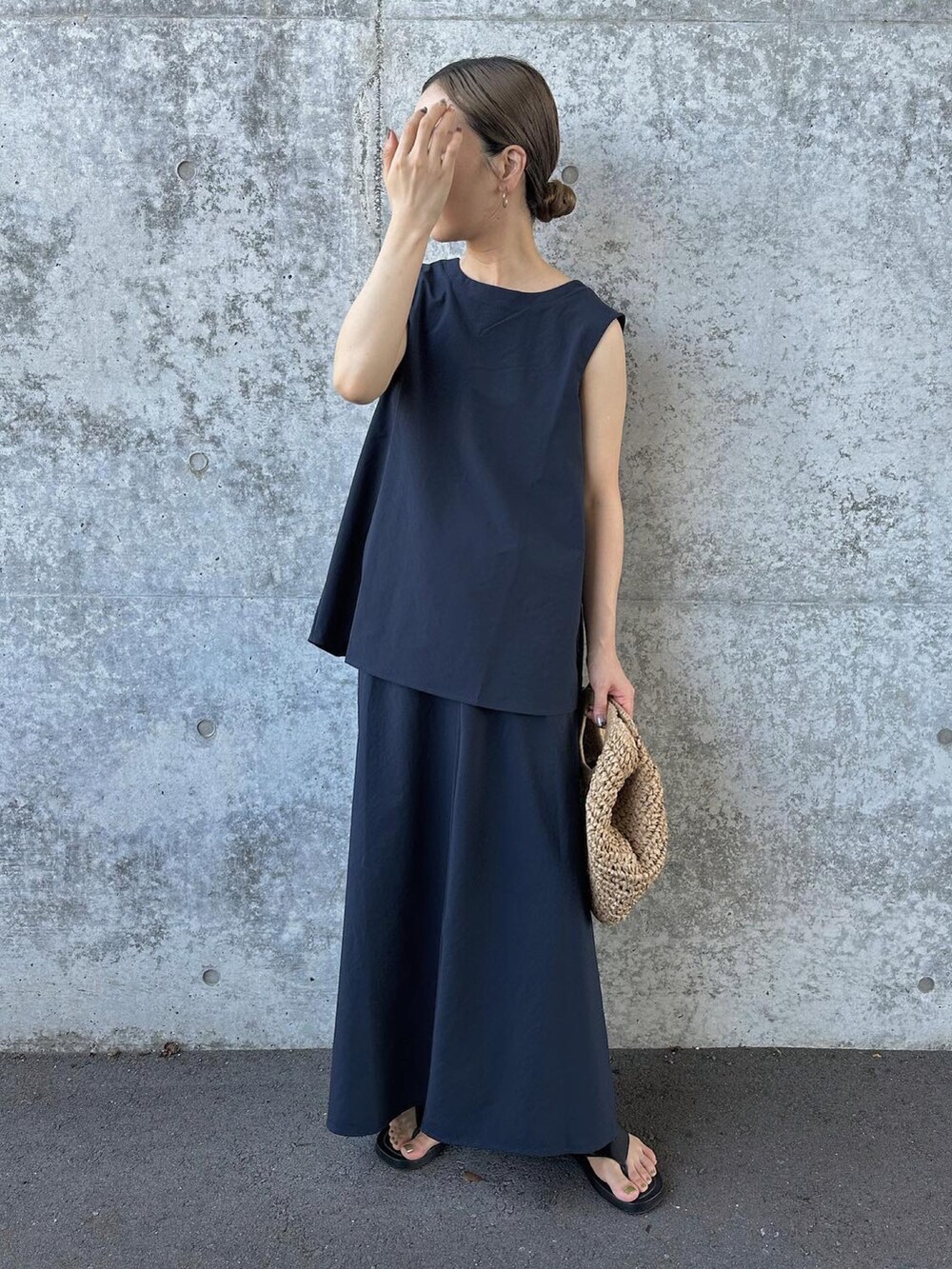 ブルー系のシャツ/ブラウス、ブルー系のその他パンツ、ベージュ系のトートバッグを着用したレディースの夏コーディネートの3枚目の写真