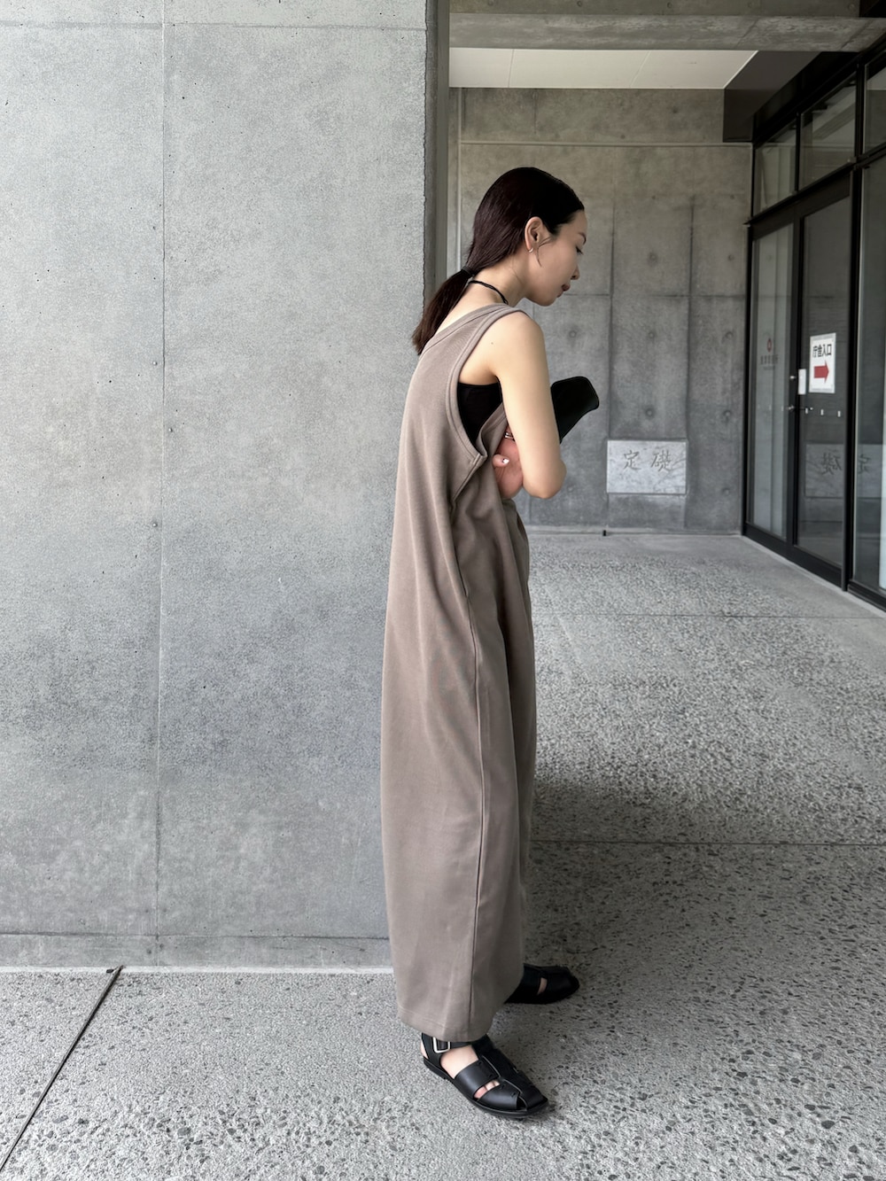 ベージュ系のワンピース、ブラック系のネックレスを着用したレディースの夏コーディネートの3枚目の写真