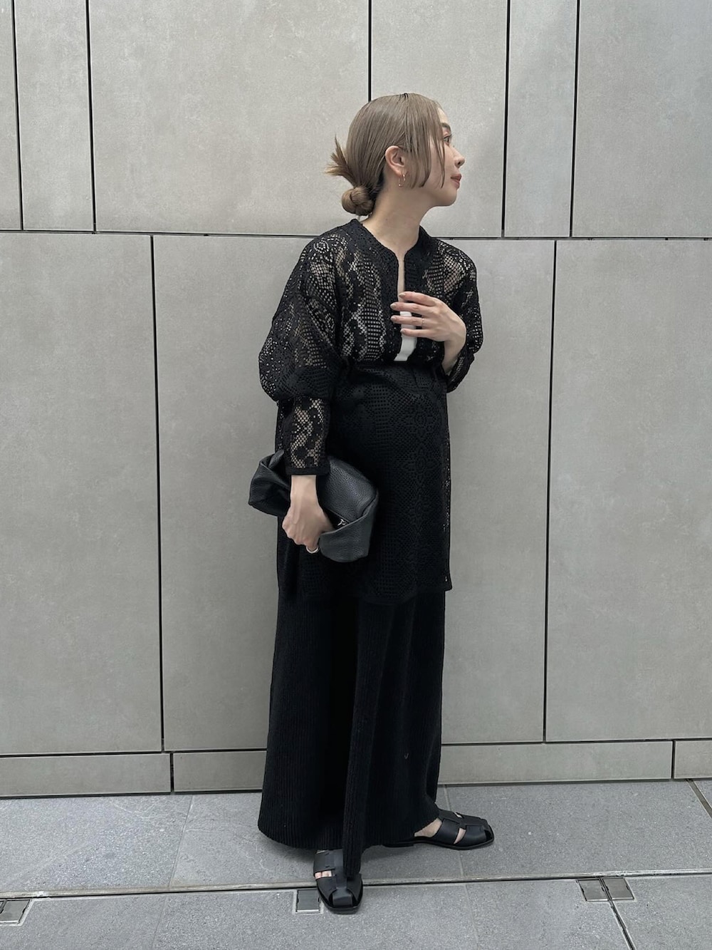 「春服みてみて、レース、モノトーン、モノトーンコーデ、シャツスタイル、スカート、ロングスカート、グルカサンダル、春コーデ、オトナ女子、ハンドバッグ」｜「select MOCA by sonのサマーニットロングスカート（スカート、ブラック系）」を使った、sonさん（レディース・159cm）の春コーディネートの3枚目の写真