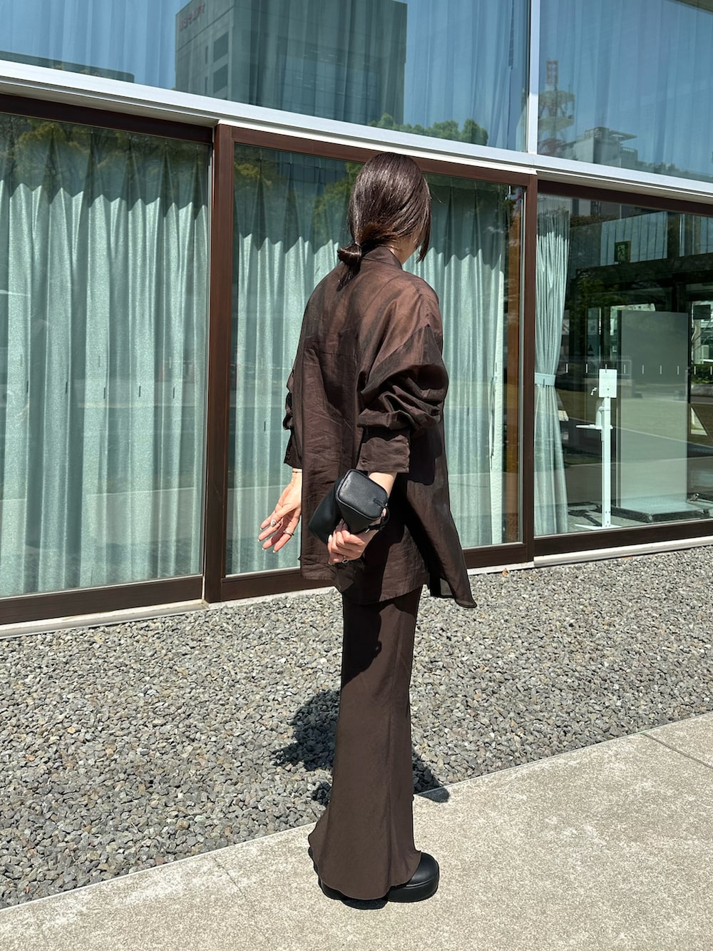 ブラウン系のシャツ/ブラウス、ブラウン系のキャミソール、ブラウン系のスカートを着用したレディースの春コーディネートの3枚目の写真