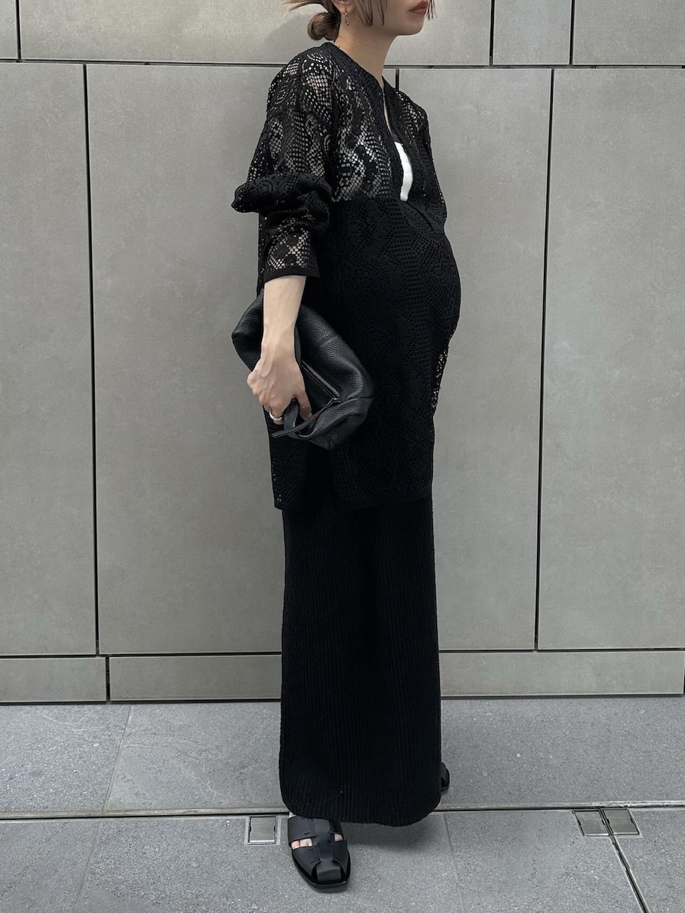 「春服みてみて、レース、モノトーン、モノトーンコーデ、シャツスタイル、スカート、ロングスカート、グルカサンダル、春コーデ、オトナ女子、ハンドバッグ」｜「select MOCA by sonのサマーニットロングスカート（スカート、ブラック系）」を使った、sonさん（レディース・159cm）の春コーディネートの2枚目の写真