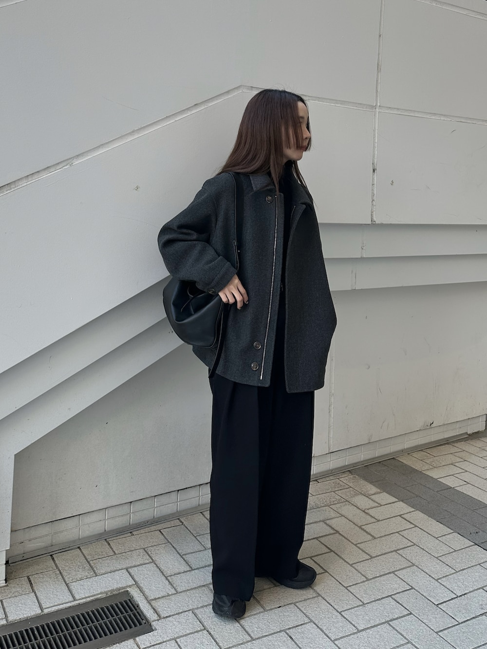 グレー系のその他アウター、ブラック系のニット/セーター、ブラック系のその他パンツを着用したレディースの冬コーディネートの4枚目の写真