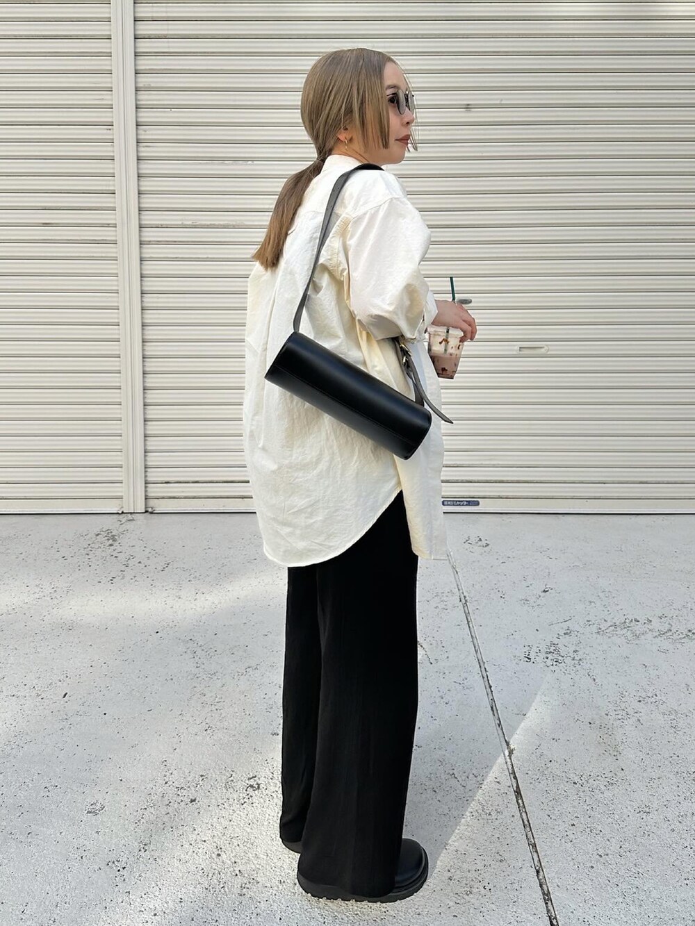 「春のおしゃ見えテクニック、春のNewスタイル、シンプルスタイル、春服コーデ、シャツスタイル、春ファッション、モノトーン、モノトーンコーデ、マタニティコーデ、休日スタイル、オーバーサイズ、シンプルコーデ、ショルダーバッグ」|「select MOCA by sonの【サイズ展開あり】ワークオーバーサイズシャツ(シャツ/ブラウス、ホワイト系)」を使った、sonさん(レディース・159cm)の春コーディネートの4枚目の写真