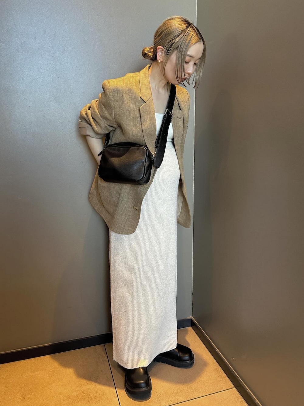 ホワイト系のスカート、ホワイト系のキャミソール、ベージュ系のテーラードジャケットを着用したレディースの春コーディネートの5枚目の写真