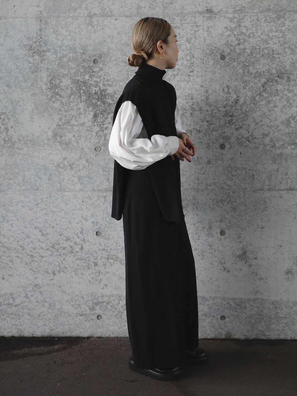 ブラック系のベスト、ブラック系のスカート、ホワイト系のシャツ/ブラウスを着用したレディースの夏コーディネートの5枚目の写真