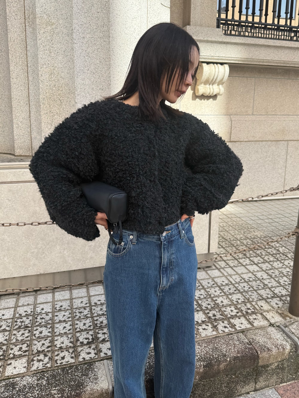 グレー系のカーディガン/ボレロ、ブルー系のデニムパンツ、ブラック系のスリッポンを着用したレディースの秋コーディネートの2枚目の写真