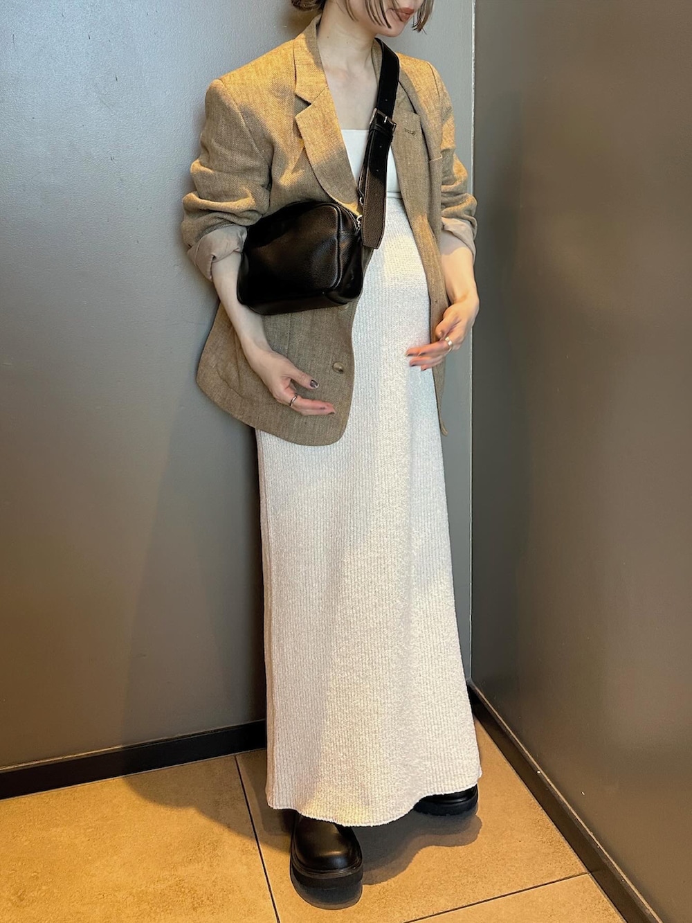 ホワイト系のスカート、ホワイト系のキャミソール、ベージュ系のテーラードジャケットを着用したレディースの春コーディネートの4枚目の写真