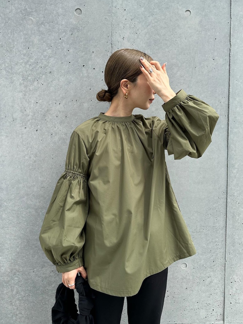 グリーン系のシャツ/ブラウス、ブラック系のその他パンツ、ブラック系のハンドバッグを着用したレディースの秋コーディネートの3枚目の写真