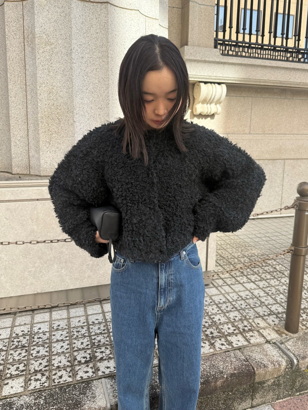 グレー系のカーディガン/ボレロ、ブルー系のデニムパンツ、ブラック系のスリッポンを着用したレディースの秋コーディネートの3枚目の写真