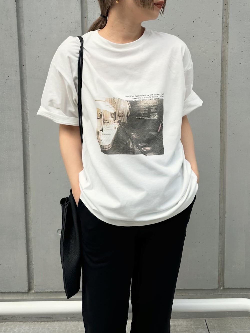 ホワイト系のTシャツ/カットソー、ブラック系のその他パンツ、ブラック系のショルダーバッグを着用したレディースの夏コーディネートの5枚目の写真