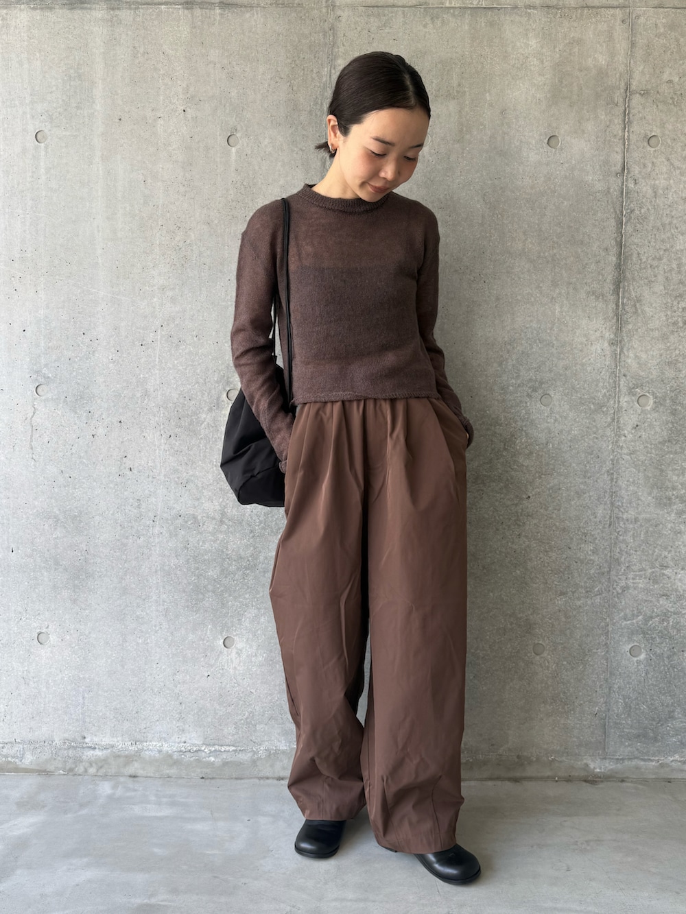 ブラウン系のニット/セーター、ブラウン系のその他パンツ、ブラック系のショルダーバッグを着用したレディースの秋コーディネートの4枚目の写真
