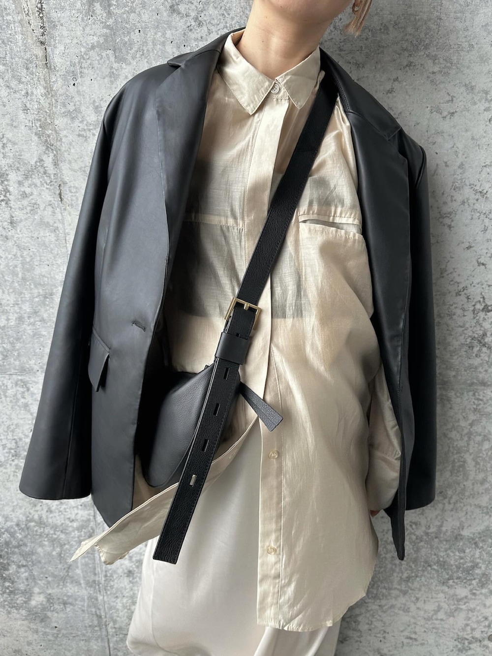 ホワイト系のスカート、ベージュ系のシャツ/ブラウス、ブラック系のショルダーバッグを着用したレディースの冬コーディネートの5枚目の写真