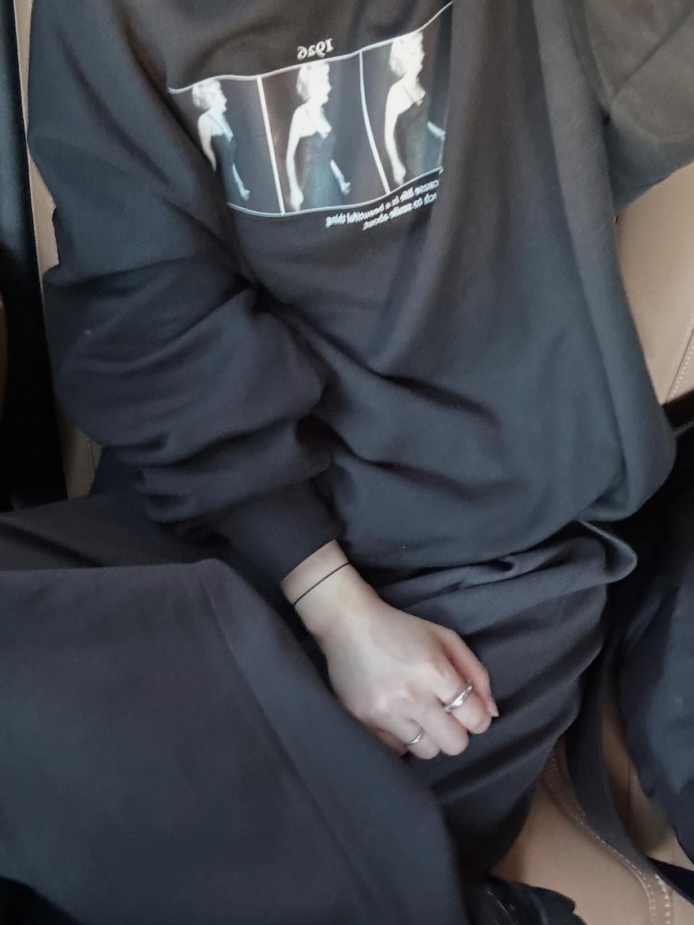 ブラック系のスウェット、グレー系のその他パンツ、ブラック系のスニーカーを着用したレディースの冬コーディネートの4枚目の写真