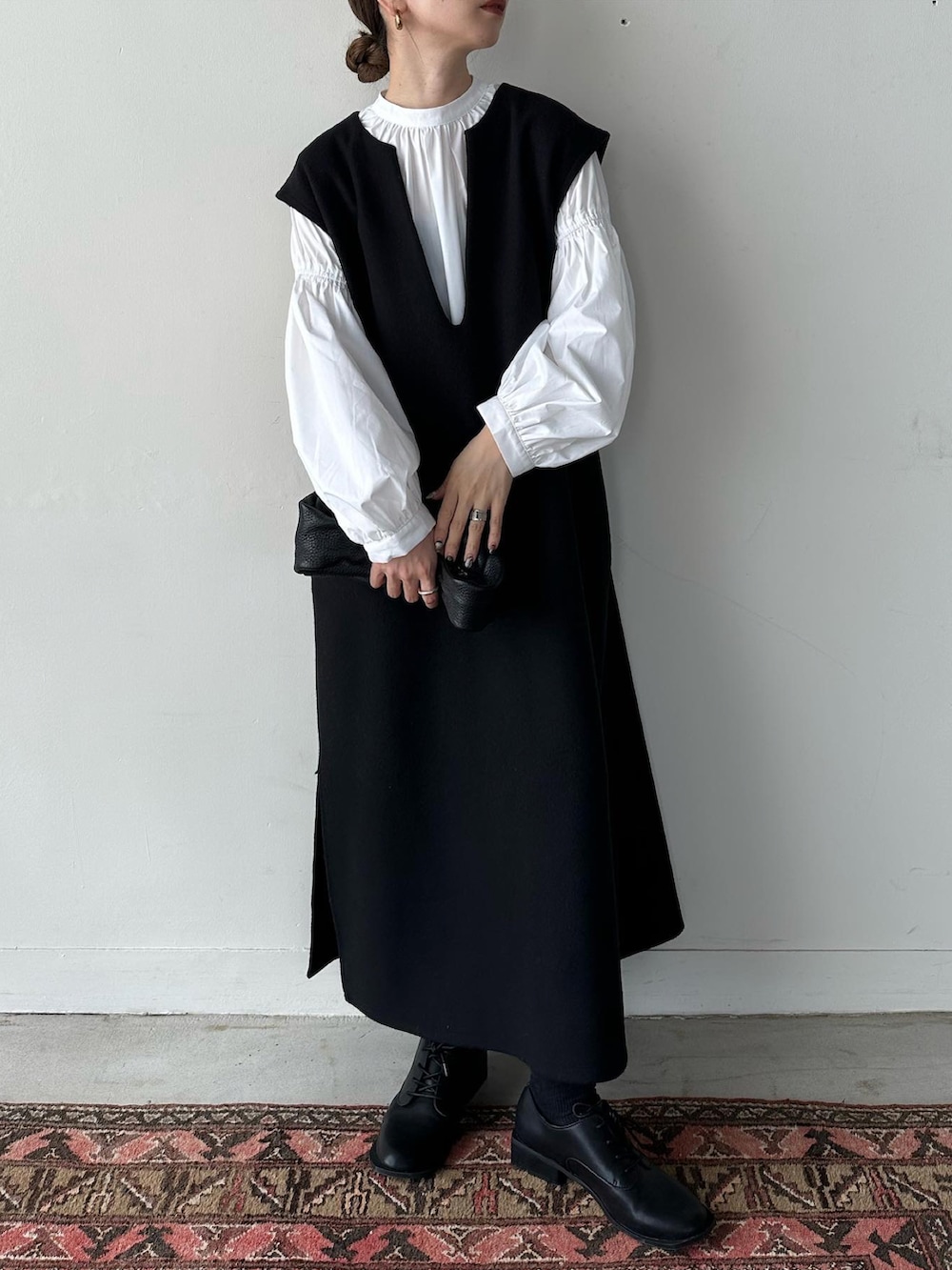 ホワイト系のシャツ/ブラウス、ブラック系のワンピース、ブラック系のドレスシューズを着用したレディースの秋コーディネートの2枚目の写真