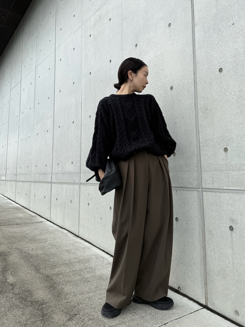 ブラック系のニット/セーター、グリーン系のその他パンツ、ブラック系のその他シューズを着用したレディースの秋コーディネートの5枚目の写真