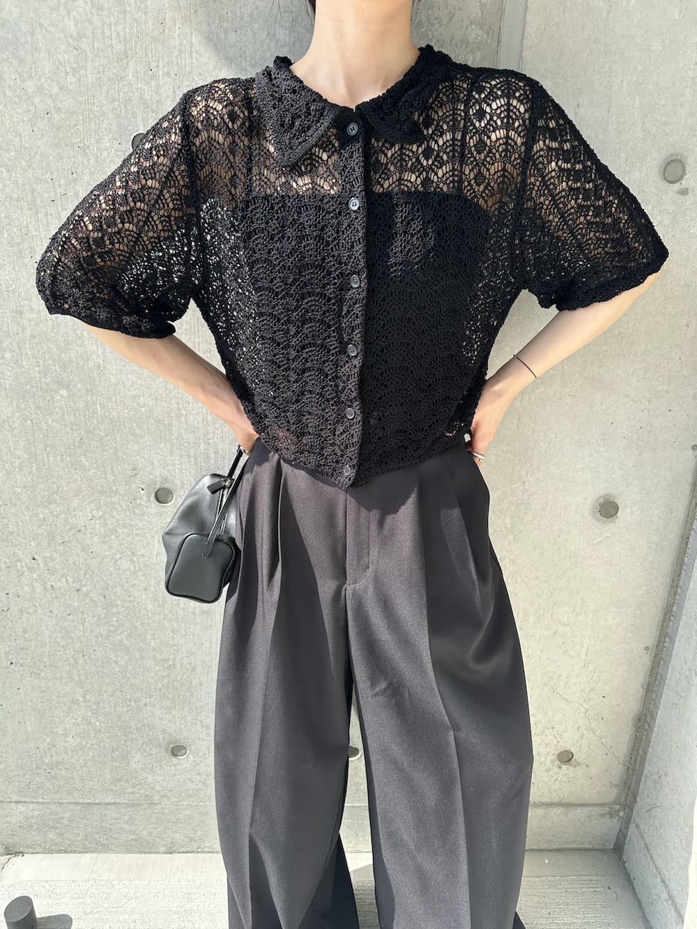 ブラック系のカーディガン/ボレロ、ブラック系のスラックス、ブラック系のスリッポンを着用したレディースの春コーディネートの5枚目の写真