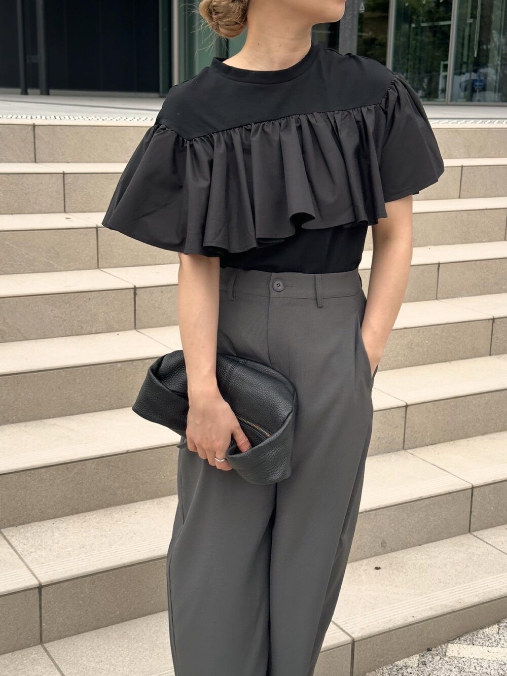 ブラック系のTシャツ/カットソー、グレー系のその他パンツ、ブラック系のバレエシューズを着用したレディースの夏コーディネートの5枚目の写真