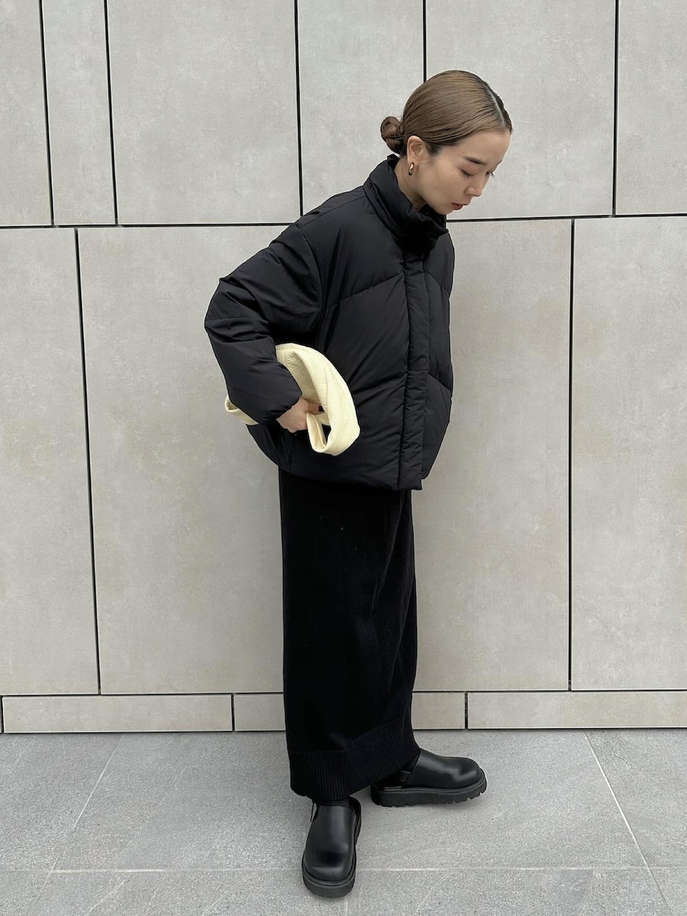 ブラック系のダウンジャケット/コート、ブラック系のスカート、ブラック系のスリッポンを着用したレディースの冬コーディネートの5枚目の写真