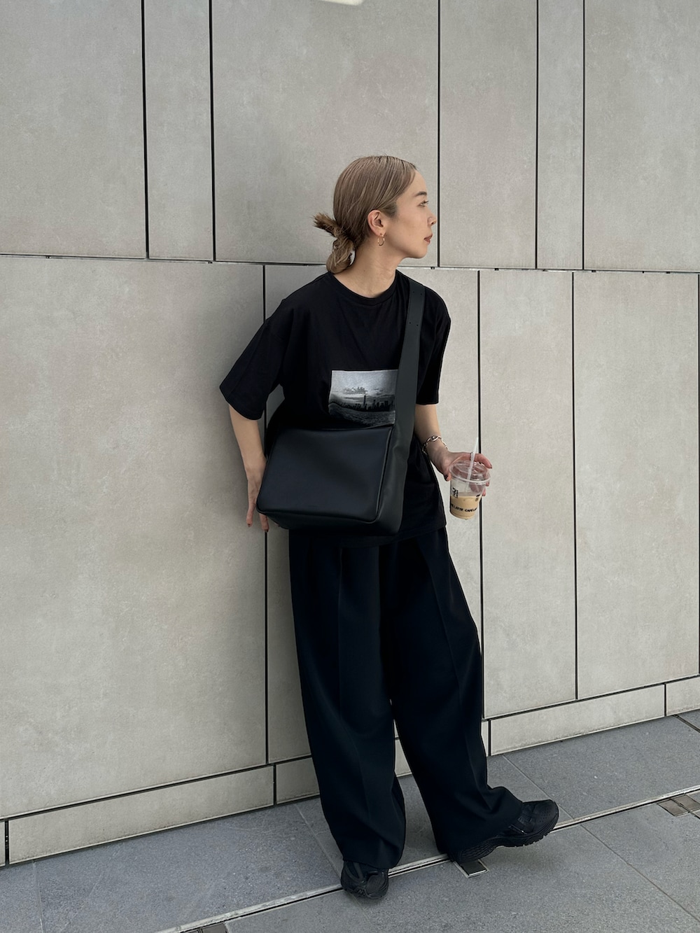 ブラック系のTシャツ/カットソー、ブラック系のその他パンツ、ブラック系のメッセンジャーバッグを着用したレディースの秋コーディネートの3枚目の写真