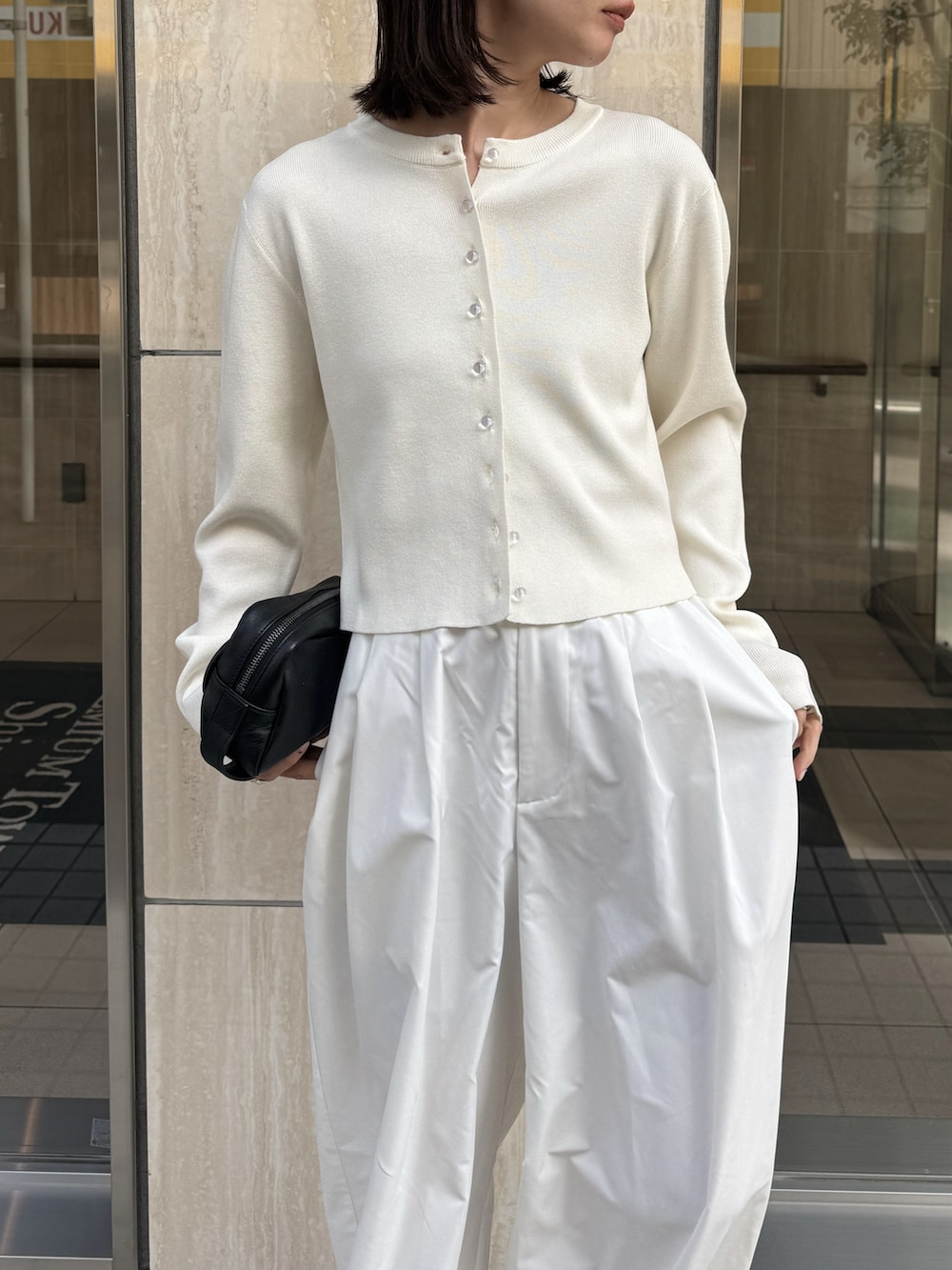 ホワイト系のカーディガン/ボレロ、ブラック系のその他パンツ、ブラック系のその他シューズを着用したレディースの冬コーディネートの5枚目の写真