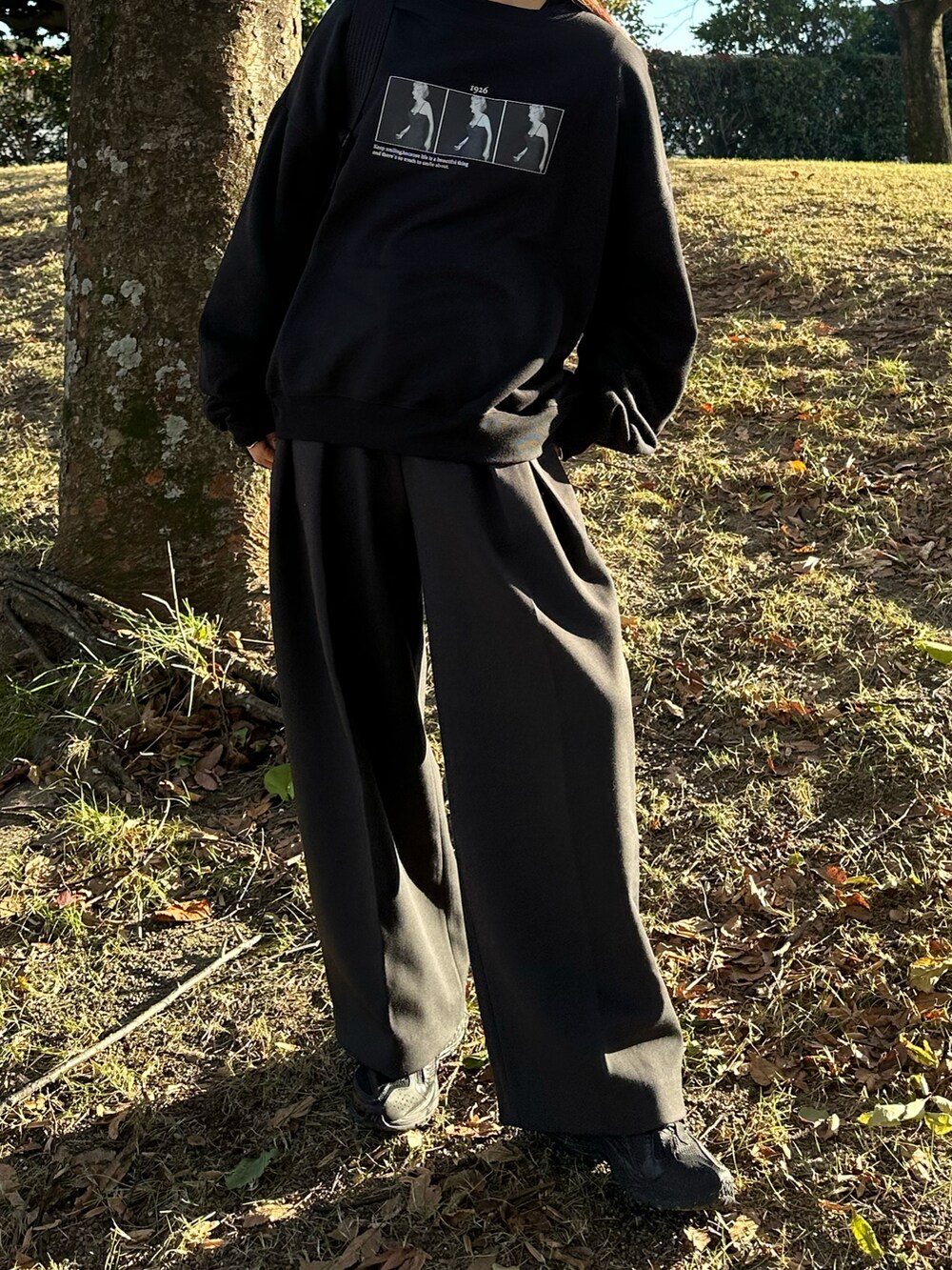 ブラック系のスウェット、グレー系のその他パンツ、ブラック系のスニーカーを着用したレディースの冬コーディネートの5枚目の写真