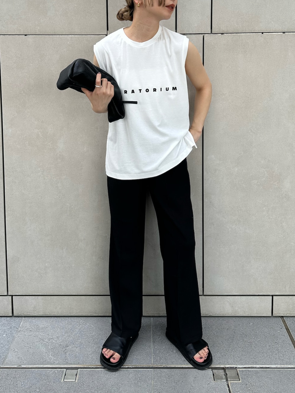 ホワイト系のTシャツ/カットソー、ブラック系のその他パンツ、ブラック系のハンドバッグを着用したレディースの夏コーディネートの2枚目の写真