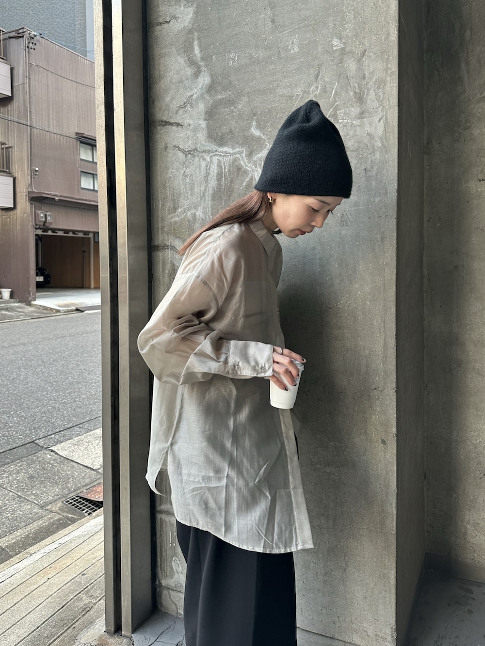 ベージュ系のシャツ/ブラウス、ブラック系のその他パンツ、ブラック系のスニーカーを着用したレディースの冬コーディネートの3枚目の写真