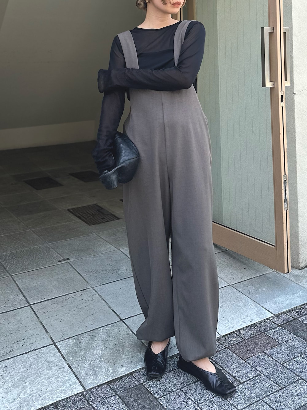 ブラウン系のサロペット/オーバーオール、ブラック系のTシャツ/カットソー、ブラック系のキャミソールを着用したレディースの秋コーディネートの3枚目の写真