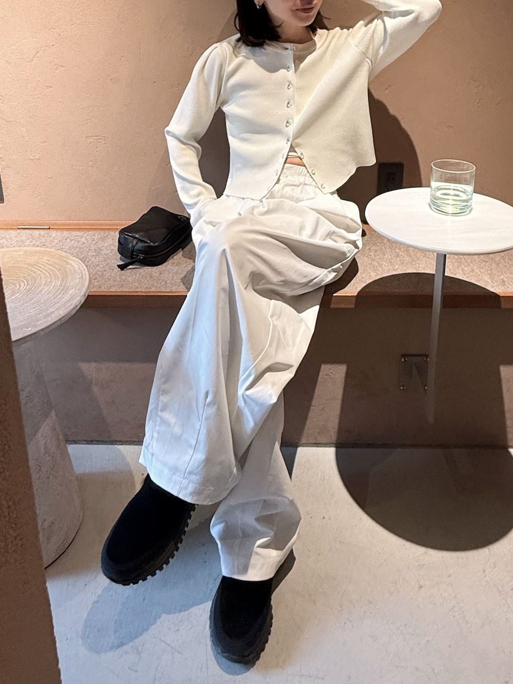 ホワイト系のカーディガン/ボレロ、ブラック系のその他パンツ、ブラック系のその他シューズを着用したレディースの冬コーディネートの2枚目の写真