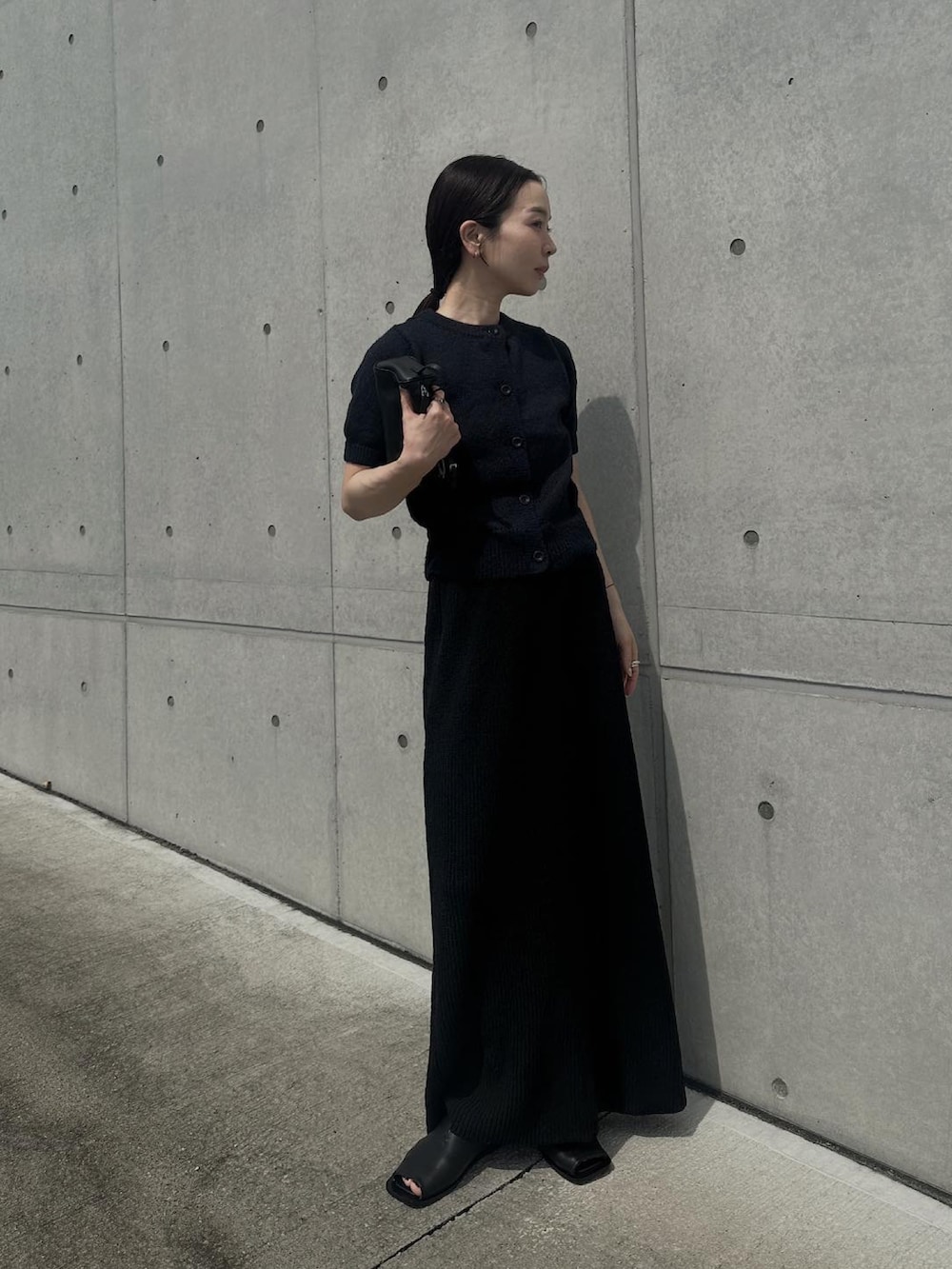 「夏ファッション、サマーニット、カーディガン、夏コーデ、スカート、スカートコーデ」｜「ENCのfront black button summer knit cardigan / フロントブラックボタンサマーニットカーディガン（カーディガン/ボレロ、ブルー系）」を使った、sonさん（レディース・159cm）の夏コーディネートの3枚目の写真