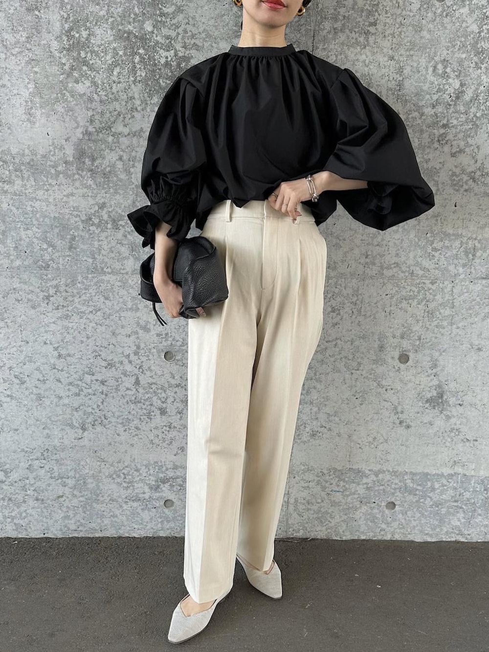 ベージュ系のその他シューズ、ブラック系のシャツ/ブラウス、グレー系のパンツを着用したレディースの春コーディネートの5枚目の写真