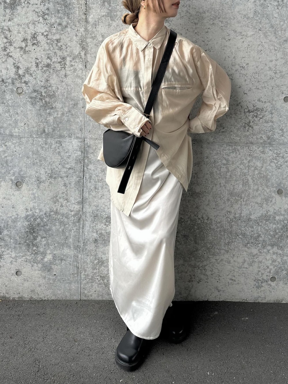 ホワイト系のスカート、ベージュ系のシャツ/ブラウス、ブラック系のショルダーバッグを着用したレディースの冬コーディネートの3枚目の写真