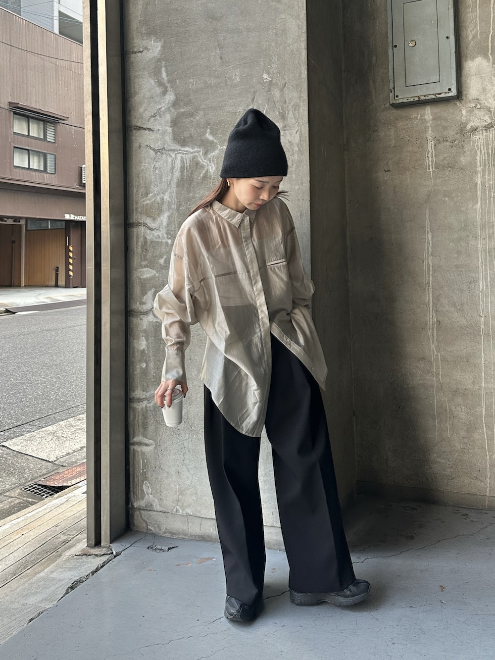 ベージュ系のシャツ/ブラウス、ブラック系のその他パンツ、ブラック系のスニーカーを着用したレディースの冬コーディネートの4枚目の写真